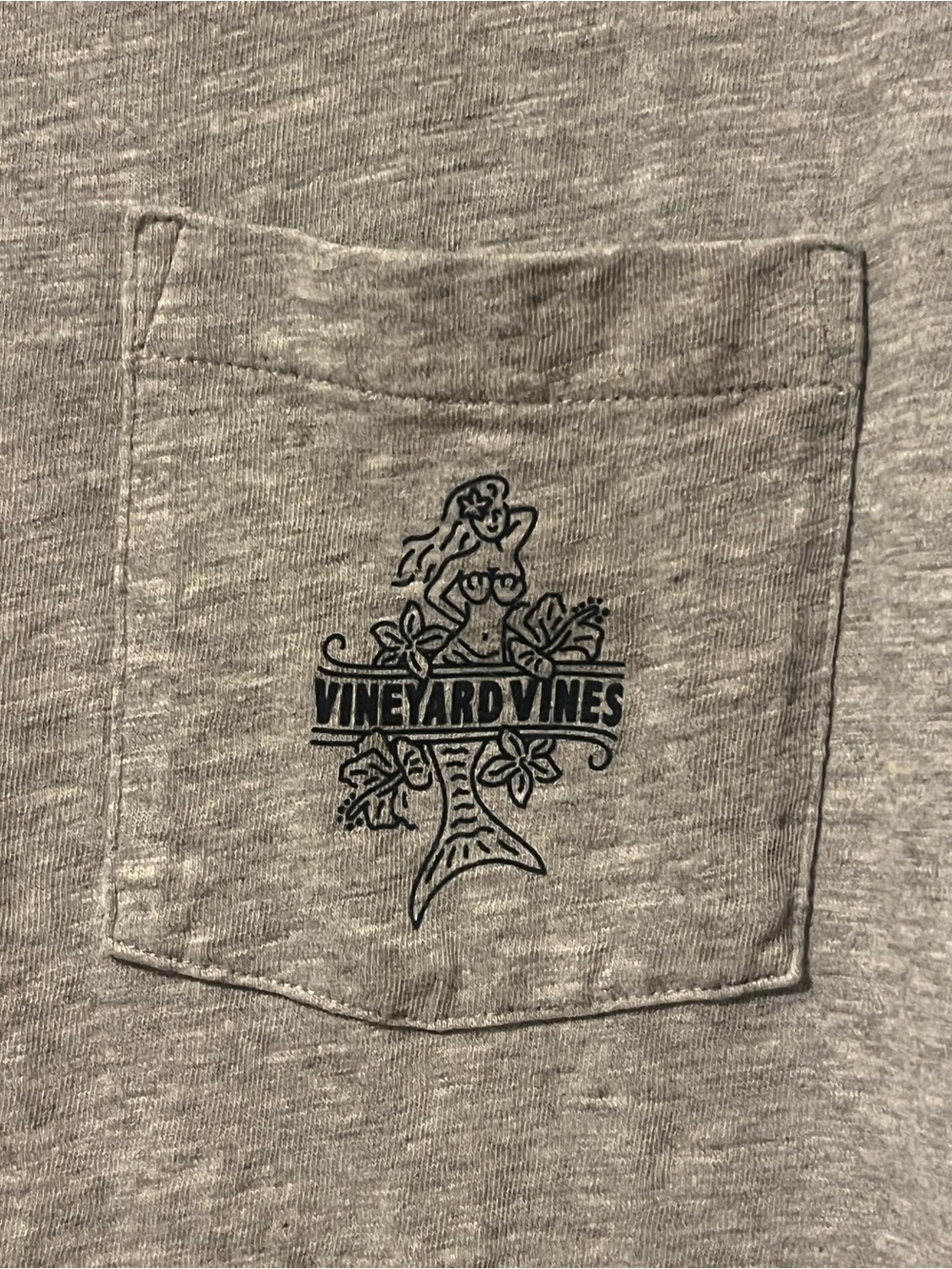 Vineyard Vines Men's Vintage Gray Pocket Subtle Logo Mermaid Pose T-shirt, Sz M - Picture 2 of 5